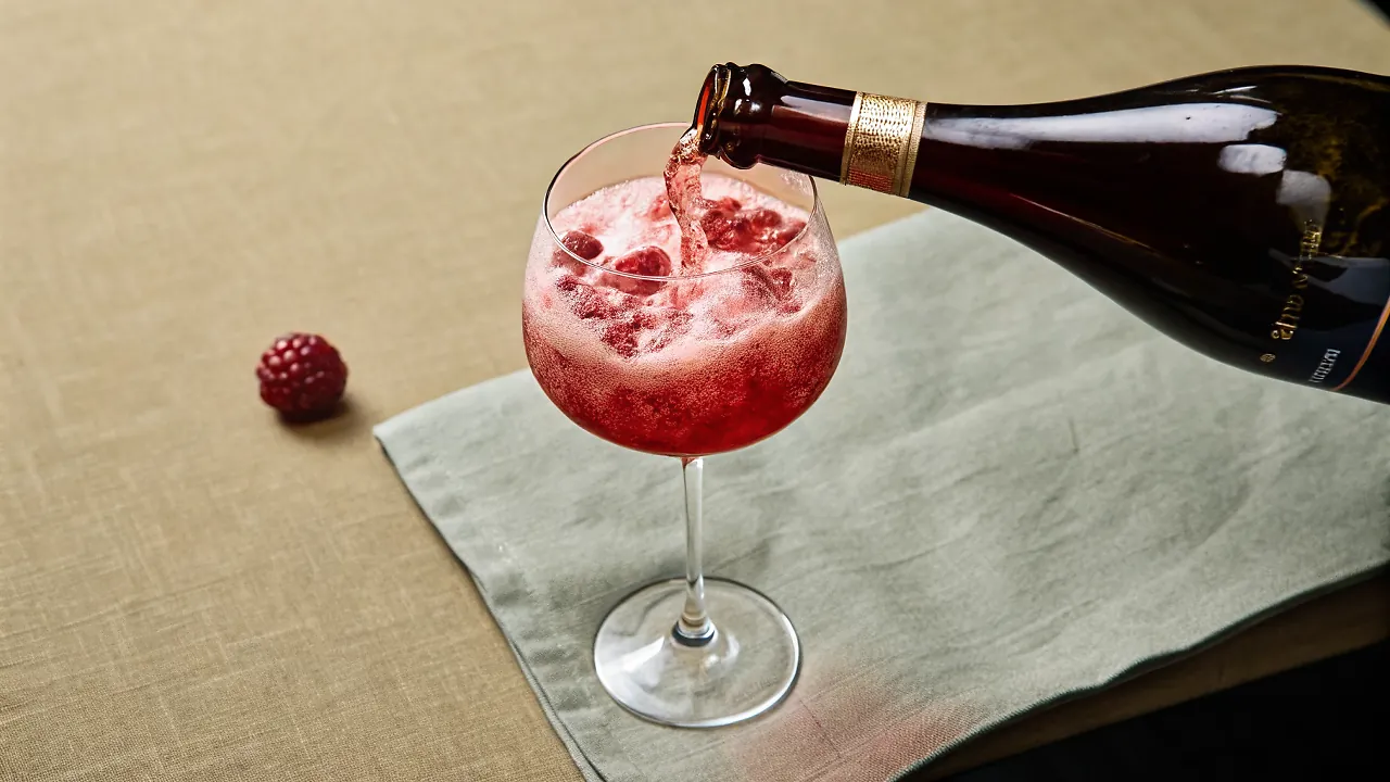 A 3-Ingredient Pomegranate Spritz, No Measuring Needed 4 Perfect 3-Ingredient Pomegranate Spritz